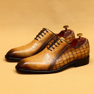 Zapatos Oxford de vestir de cuero genuino marrón con punta cuadrada, cordones, patrón en relieve, suela de goma transpirable, zapatos de hombre para carrera profesional. - Product Image 1