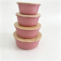 Roze gespoten sodakalkglas opbergkommen, geribbelde glazen voedselcontainers met bamboe deksel voor fruit, salade en snacks.