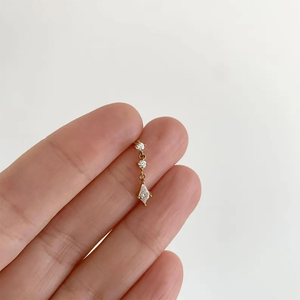 Pendiente individual de Plata de ley 925 chapado en oro de 18K, minimalista, con borla de cadena de 3mm, diseño de cometa, circonita, estrella y piedra lunar, con parte trasera plana y cierre de rosca. - Product Image 2