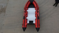 Bateau pneumatique de sauvetage de 3,3 à 4,8 mètres pouvant accueillir 5 à 8 personnes, adapté à la navigation en lac, rivière et en mer ouverte.