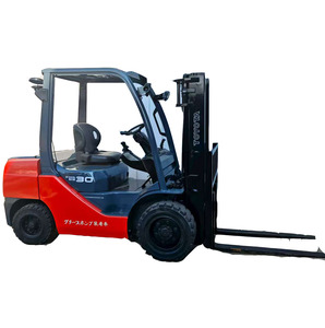 Chariot élévateur diesel Toyota 8F d'occasion en bon état, mât à deux étages, pneus pleins - Product Image 1