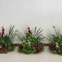 Décoration florale d'allée de mariage en verdure, arrangements floraux au sol en herbe artificielle, centre de table de cérémonie en fleurs artificielles bordeaux