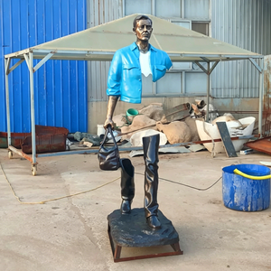 Patung Perunggu Besar Kustom Berongga Bentuk Traveler dengan Koper untuk Proyek Hotel dan Bandara Produsen Patung Seni Modern - Product Image 2
