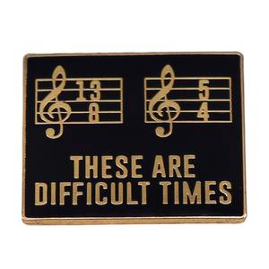 เข็มกลัดโน้ตดนตรีสี่เหลี่ยมชุบทองมีคำที่เป็นบวกหรูหราสลักเป็นแผ่นป้ายเคลือบ - Product Image 1