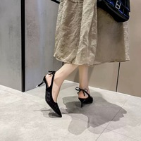 Talons à pois à bout pointu, talons à sabot, chaussures à enfiler, tendance mode femme printemps été 2025