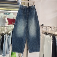 Nouvelle collection automne 2026 – Jean ample taille haute délavé bleu rétro pour femme avec poches arrière à rabat, coupe large et chic pour le quotidien