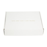 Boîte pliable en carton ondulé blanc de qualité supérieure pour l'emballage de vêtements féminins simples, chemises et costumes, idéale pour les voyages en avion