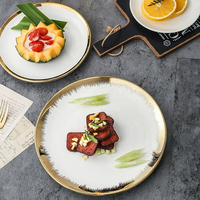 Ensemble de vaisselle en céramique blanche nordique de luxe avec larges bordures dorées, assiettes à steak en porcelaine et vaisselle pour Noël et les mariages