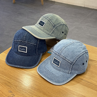 Gorra de Camper Plana de Mezclilla Estilo Retro de 5 Paneles Personalizada con Bordado a Mano y Logotipos de Parche