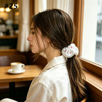 Scrunchie Renda Vintage Berhias Mutiara dengan Kain Cetak Bunga Merah untuk Anak Perempuan