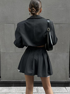 Ensemble tailleur à épaules structuré <span class=keywords><strong>pour</strong></span> femmes Y2K Revival Blazer court à revers large personnalisé et mini jupe Ensemble de streetwear coordonné <span class=keywords><strong>pour</strong></span> le bureau - Product Image 3