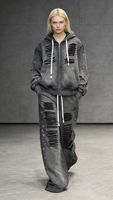 Ensemble streetwear deux pièces ample pour femme, comprenant un sweat à capuche zippé délavé à l'acide et déchiré, et un pantalon de survêtement avec détails à œillets