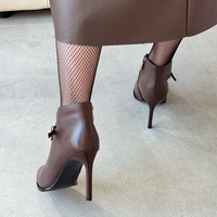 Bottines à talons fins tendance avec bride à boucle et fermeture éclair, dessus en cuir véritable, antidérapantes et confortables pour femme