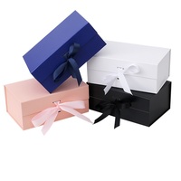 Boîte-cadeau de valise pliante en papier kraft avec fermeture magnétique et poignée pour emballage de vêtements de luxe avec impression en relief