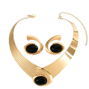 2025 nouveau gros grâce vente chaude de haute qualité Style Vintage noir pierre embellissement or collier boucle d'oreille ensemble mariage - Product Image 1