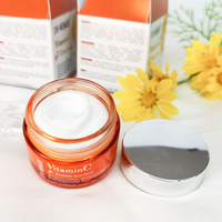 La crème pour le visage à la vitamine C hydrate en profondeur et nourrit la peau, réduit les rides, raffermit, répare le teint et lisse la peau