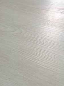Suelo Vinílico SPC Comercial Moderno para Interiores, Resistente al Agua, de 6.5 mm, con Sistema de Click, Diseño Gris con Aspecto de Madera - Product Image 3