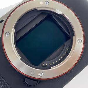 Cámara Sony A7C Usada con Lente 28-60, Cámara sin Espejo <span class=keywords><strong>de</strong></span> Fotograma Completo 4K, Estado A+, 24.2MP, Ideal para Vlogging y Viajes - Product Image 6