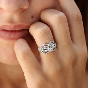 Anello Trendy da Donna con Nodo Incrociato e Zirconi, Stile Lussuoso e Leggero - Product Image 4