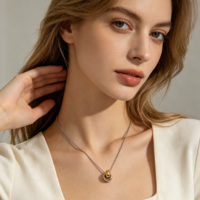 Collier pendentif double anneau entrelacé simple multicolore en acier inoxydable plaqué or 18 carats, chaîne de clavicule bicolore pour femme
