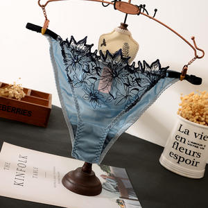 Perizoma Sexy da Donna in Cotone con Ricamo, Rete Trasparente e Pizzo, Mutandine a Vita Bassa con Motivo Floreale Traspirante - Product Image 4