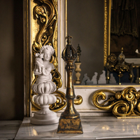 Traditionele Kroon Ontwerp Hars Ambachten Elegante Fleur De Lis Kruisversiering Voor Tafelblad Decor