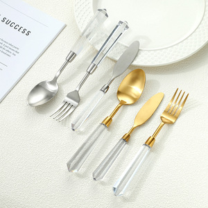 Ensemble de couverts élégants en acrylique transparent et or avec poignées en cristal pour les fêtes de mariage. - Product Image 1