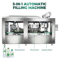 Machine industrielle automatique de rinçage, remplissage et bouchage de bouteilles d'eau pure minérale de 330 ml, 500 ml et 1,5 L