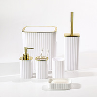 Ensemble d'accessoires de salle de bain en plastique noir pour hôtel et maison, comprenant un distributeur de savon, un porte-brosse à dents, un brosse WC, une poubelle et un gobelet