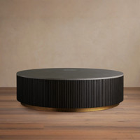 Table basse ronde surdimensionnée de prestige en marbre, base en chêne cannelé, plateau en pierre de Carrare, bureau central de luxe pour villa avec socle doré