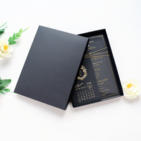 Carte d'invitation de mariage en acrylique transparent avec couverture en papier noir, dorure à chaud, ficelle dorée, sceau de cire, plantes, fleurs et boîte