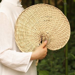 Abanico de Paja Tejido a Mano, Abanico Manual de Verano con Diseño Tradicional de Hoja de Palma, Enfriamiento Natural - Product Image 1