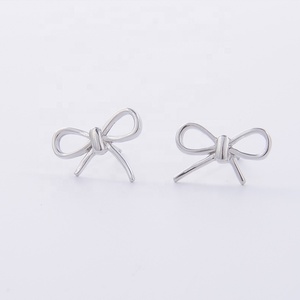 Boucles d'oreilles personnalisées en argent sterling 925 avec un ours et un nœud, unisexe - Product Image 4