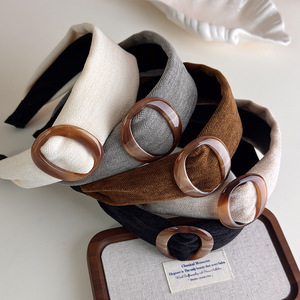 Serre-tête large en tissu uni pour femme avec boucle ovale en résine marron – Accessoire de mode féminin - Product Image 2