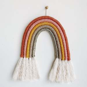 Arcoíris de Macramé Hecho a Mano - Product Image 1