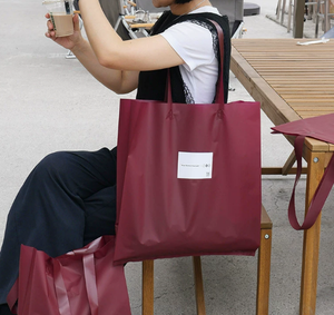 Bolsa de Compras de Plástico Reciclable con Acabado Esmerilado, Personalizable con Logotipo, Color Rosa, para Empaque de Ropa - Product Image 3