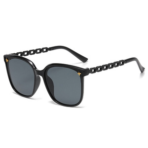 Lunettes de soleil pour femmes, monture noire, chaîne dorée, protection UV400, tendance pour les fêtes et les rassemblements - Product Image 2