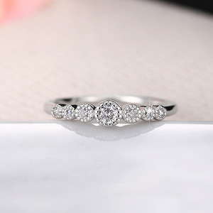Anello Minimalista Sottile dal Design Elegante e Moderno, Accessorio per Feste, Ufficio e Outfit Quotidiani - Product Image 3