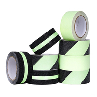 Bande adhésive antidérapante luminescente PET, bande antidérapante verte qui brille dans le noir, imperméable, sans résidu, pour la sécurité des escaliers