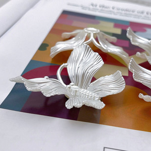Colgante de mariposa 3D perlado con imitación de perlas para joyería DIY, pinzas para el pelo, broches, adornos para zapatos, amuleto de moda unisex - Product Image 4