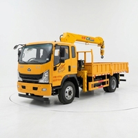 Camion-grue avec compartiment de chargement pour le transport quotidien de marchandises et les tâches de levage d'urgence temporaires