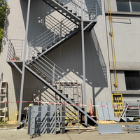 Escalier d'évacuation en structure métallique, marches d'urgence pour sorties de secours, accès de sécurité pour bâtiments industriels, projet de fabrication sur mesure