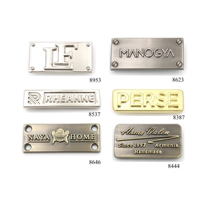 <span class=keywords><strong>Plaque</strong></span> métallique personnalisée avec logo en relief, lettres 3D en alliage de zinc moulé, <span class=keywords><strong>plaque</strong></span> signalétique métallique, étiquette métallique argentée pour sac - Product Image 4