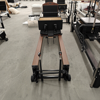 Lit de Pilates Reformer en aluminium peint par pulvérisation à effet bois de luxe, avec base en aluminium sur mesure, pour studio de Pilates commercial