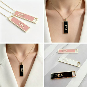 จี้ตัวอักษร PDA ชุบทอง ดีไซน์คลาสสิก สวยหรู เครื่องประดับแฟชั่นสำหรับผู้หญิง สร้อยคอพร้อมจี้ป้ายชื่อเคลือบเงา - Product Image 4