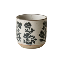 Tasse en céramique de porcelaine noire faite à la main en forme de bouche de cochon avec motif rose |   Tasse à café, thé et latte art sans poignée, résistante à la chaleur et écologique pour café