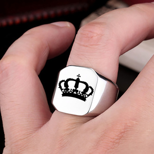 Anillo de acero inoxidable con corona cuadrada de 18 mm para hombre, color dorado, regalo de joyería - Product Image 2