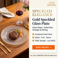 Assiettes de présentation en verre de 13 pouces avec bordure dorée électroplaquée, design côtelé vertical, sous-assiettes haut de gamme pour la décoration de mariage (vente en gros)