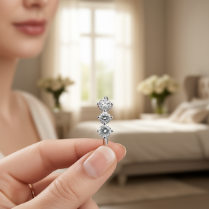 Bague de fiançailles classique en or blanc avec trois diamants naturels ronds sertis à griffes pour femme - Product Image 2