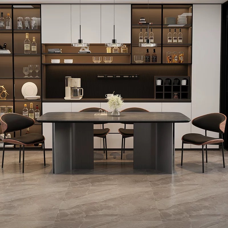 Un tavolo con quattro sedie